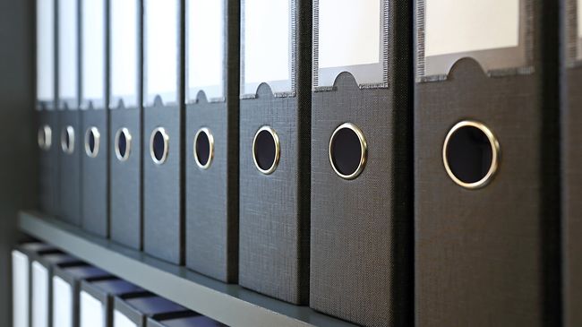 aktenordner in regalreihe im bueroarchiv