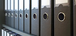 aktenordner in regalreihe im bueroarchiv