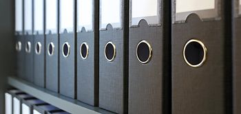 aktenordner in regalreihe im bueroarchiv