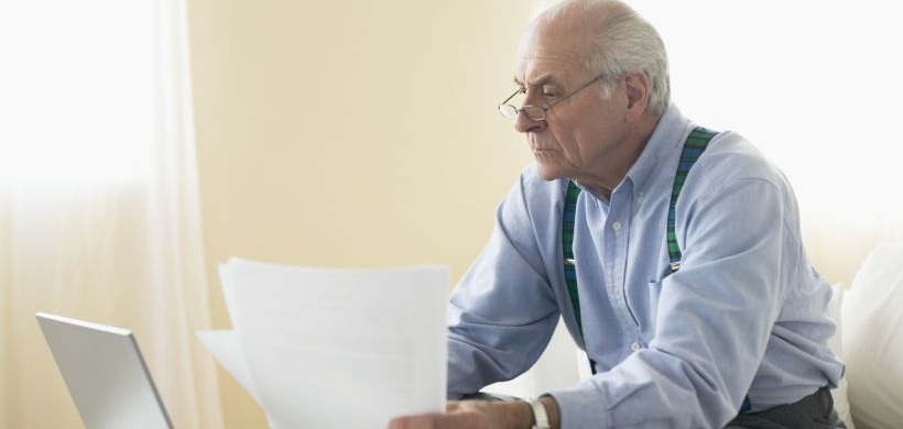 Mann alt Senior Laptop Wohnung Briefe