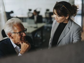 Alter Geschäftsmann unterhält sich