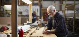 Alter Mann arbeiten