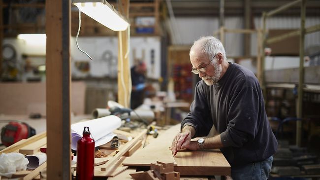 Alter Mann arbeiten