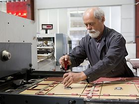 Alter Mann Handwerker schraubt