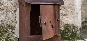 Alter, verrosteter Briefkasten