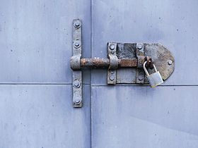 Altes Schloss mit Riegel an Metalltor