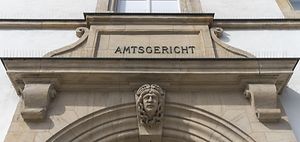 Amtsgericht Schriftzug ueber Eingang altes Gebäude