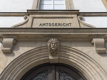 Amtsgericht Schriftzug ueber Eingang altes Gebäude