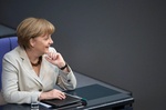 Bundeskanzlerin Angela Merkel (mit Unterlagen) in einer Bundestagssitzung.
