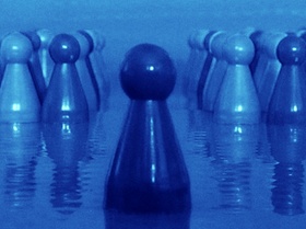 Ansammlung von Spielfiguren mit einer im Vordergrund