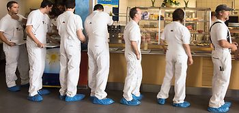 Anstehen in der Kantine