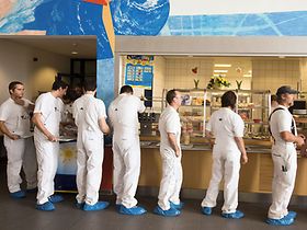 Anstehen in der Kantine