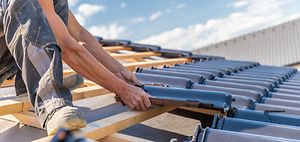 Dach Hausbau Wohnungbau Dachdecker Ziegel Baustelle