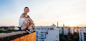 Frau jung Berlin Tattoo Dachterrasse