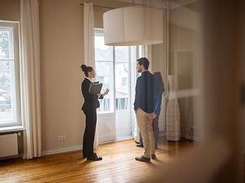 Apartment Wohnung Altbau Maklerin Paar Mann Frau