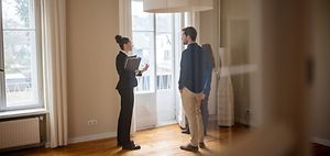 Apartment Wohnung Altbau Maklerin Paar Mann Frau