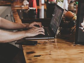 Arbeiten am Laptop im Cafe