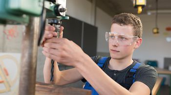 Arbeiter an Bohrmaschine