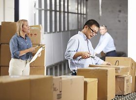 Arbeiter kontrollieren Pakete