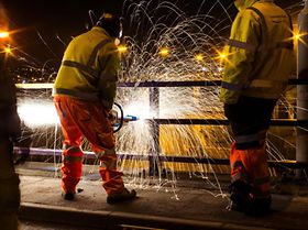 Arbeiter mit Schutzkleidung in Nachtschicht