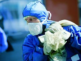 Arbeiter mit Schutzkleidung und Müllsack