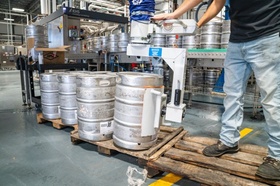 Arbeiter zieht Bierfässer