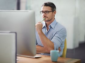 Arbeitnehmer vor dem PC nachdenklich