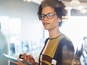 Arbeitnehmerin mit tablet