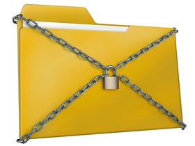 Arbeitsmappe mit Kette und Schloss