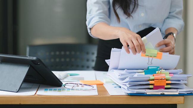 arbeitsplatz mit aktenstapel und tablet