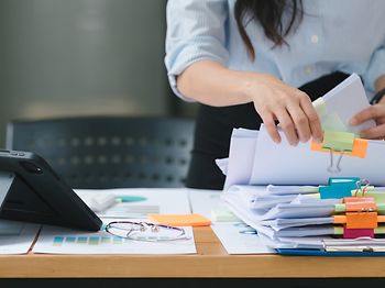 arbeitsplatz mit aktenstapel und tablet