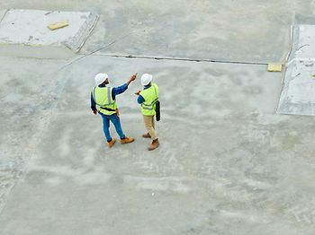 Arbeitsschutz_Vogelperspektive auf Männer bei Baustelle