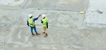 Arbeitsschutz_Vogelperspektive auf Männer bei Baustelle