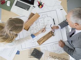 Architekten besprechen Pläne aus Vogelperspektive