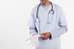 Arzt mit Handschuhen 