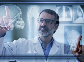 Arzt schaut sich Röntgenbilder an