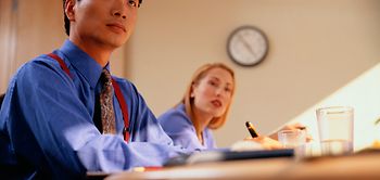 Asiatischer junger Mann lernt