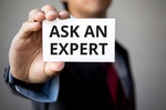 Ask an Expert Zettel von Geschäftsmann in Kamera gehalten