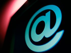 At-Zeichen auf schwarzem Bildschirm