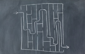 Auf Tafel gemaltes Labyrinth mit eingezeichnetem Lösungsweg