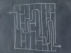 Auf Tafel gemaltes Labyrinth mit eingezeichnetem Lösungsweg
