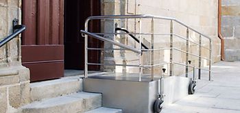 Auffahrt Gebäude barrierefrei