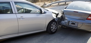 Crash in geöffnete Fahrertür – wer haftet?