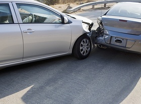 Auffahrunfall silberner Wagen fährt auf anderen silbernen Wagen auf