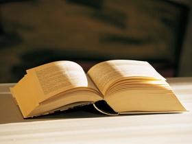 Aufgeschlagenes Buch auf Tisch