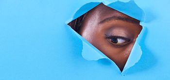 Auge Frau Besichtigung abstrakt Papierwand blau