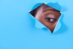 Auge Frau Besichtigung abstrakt Papierwand blau