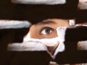 Auge schaut durch Wand