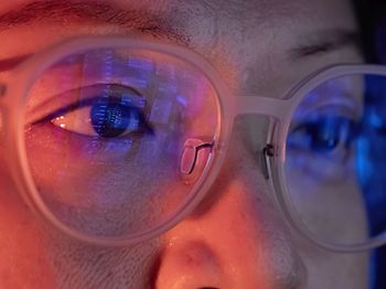 Augen hinter einer Brille