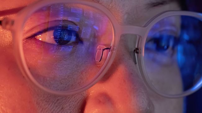 Augen hinter einer Brille